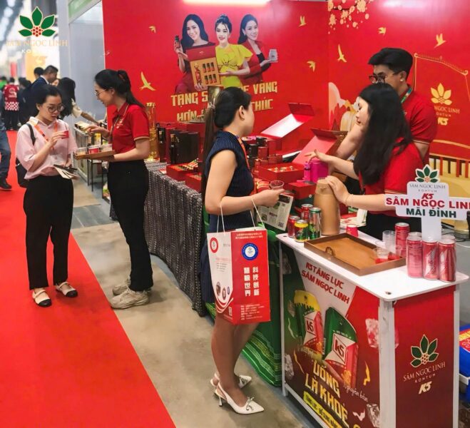 Khách tham quan đang trải nghiệm các sản phẩm Sâm Ngọc Linh tại gian hàng K5.