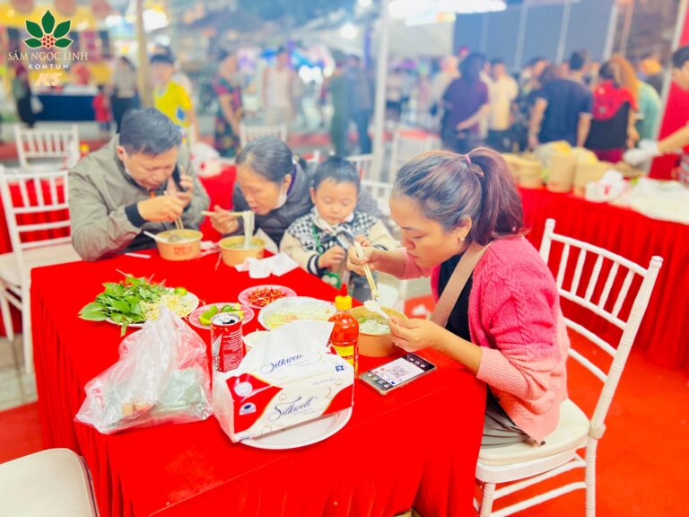 Thực khách đang thưởng thức phở Sâm K5.