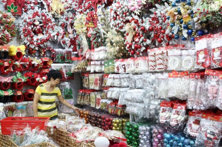Người dân mua sắm đồ trang trí Noel tại đường Hải Thượng Lãn Ông.
