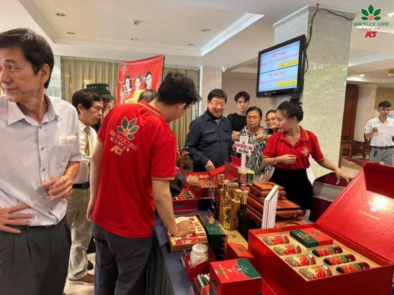  Khách mời đang trải nghiệm tại gian hàng K5.