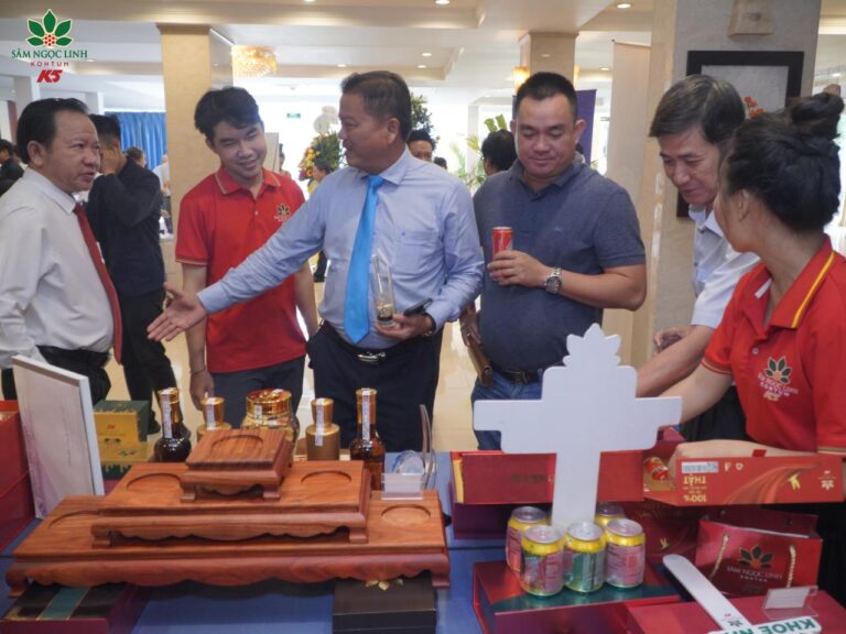  Khách mời đang trải nghiệm tại gian hàng K5.
