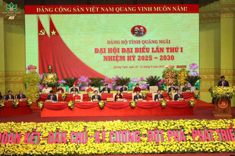 Đoàn Chủ tịch Đại hội đại biểu Đảng bộ tỉnh Quảng Ngãi lần thứ I.