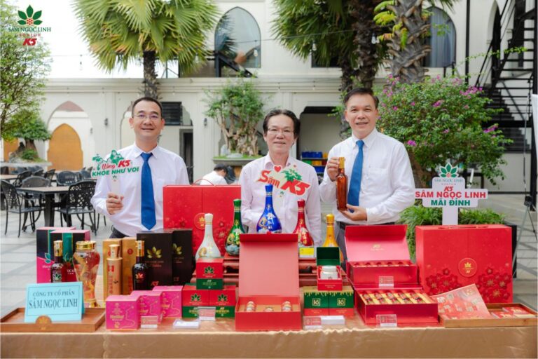 Khách mời tham quan gian hàng Sâm Ngọc Linh K5 tại sự kiện.