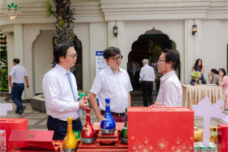 Khách mời tham quan gian hàng K5.